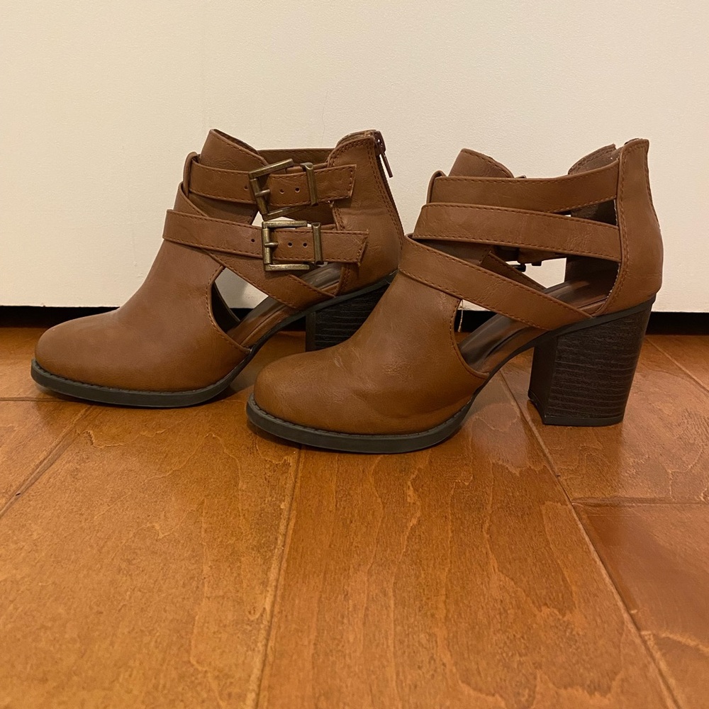Tilly’s (Soda) cut-out booties